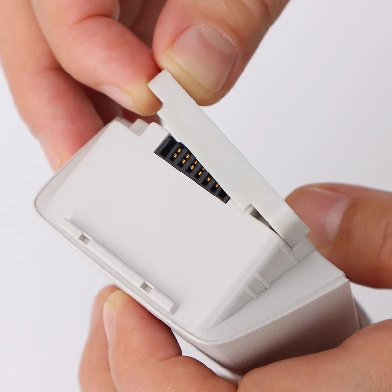 4 tappi antipolvere per le porte della batteria del DJI Flip 3